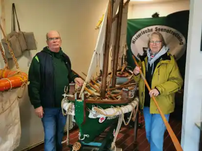 Herma Hoffmann und Uwe Brandes vom Verein &bdquo;Historische Seenotrettung Horumersiel&ldquo; vor dem Nachbau des Ruderrettungsbootes August Grassow. Finden sich keine neuen R&auml;umlichkeiten muss der Nachbau wieder in Hooksiel eingelagert werden.