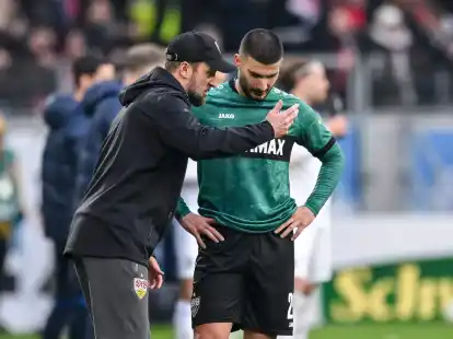 Stuttgarts Trainer Sebastian Hoene&szlig; (l) spricht Torj&auml;ger Deniz Undav gro&szlig;es Lob aus.