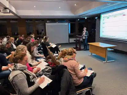 Wie sie mehr Resilienz entwickeln k&ouml;nnen, erkl&auml;rte Melanie Hartung rund 130 p&auml;dagogischen Fachkr&auml;ften im Kreishaus.