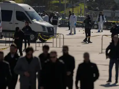 Polizeikr&auml;fte untersuchen den Ort, an dem die zwei Angreifer get&ouml;tet wurden. Das Geb&auml;ude war bereits in der Vergangenheit Schauplatz f&uuml;r bewaffnete &Uuml;bergriffe.