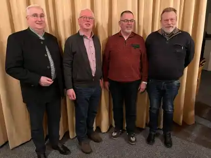 MGV-Vorsitzender Johannes Tooren (l.) und sein Stellvertreter Peter Gier (r.), mit den Jubilaren (v. l.: ) Fritz Appelt und Detlef Sandammeer.