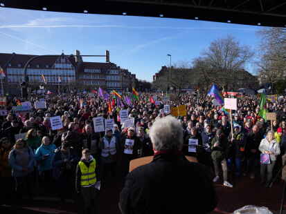 Tausende gingen in Emden für Demokratie und Menschenrechte auf die Straße.