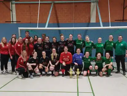 Die beiden besten Teams der ersten gemeinsamen Hallenmeisterschaft: die Fußballerinnen der SG Thüle/Petersdorf (links) und der Sf Wüsting-Altmoorhausen (rechts)