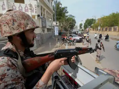 Paramilit&auml;rische Soldaten stehen Wache: Die Lage vor den Wahlen in Pakistan mit mehr als 240 Millionen Einwohnern ist angespannt.