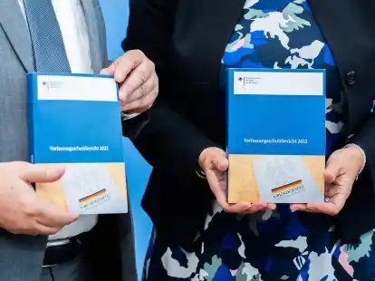 Verfassungsschutzpr&auml;sident Thomas Haldenwang (l.) und Bundesinnenministerin Nancy Faeser bei der Vorstellung des Verfassungsschutzberichts im Juni 2023.