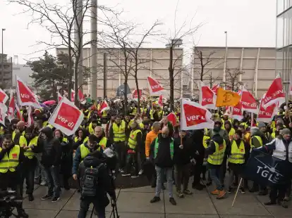 Verdi drohte mit l&auml;ngeren Streiks, falls der Lufthansa-Vorstand sein bisheriges Tarifangebot f&uuml;r das Bodenpersonal mit rund 25.000 Besch&auml;ftigten nicht deutlich nachbessere.