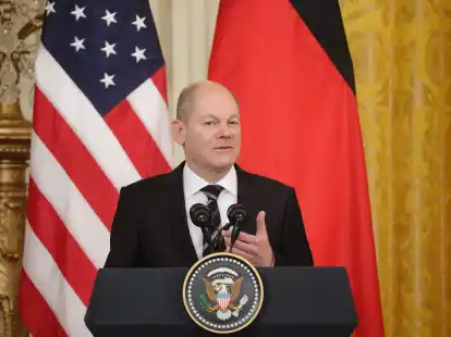 Bundeskanzler Olaf Scholz w&auml;hrend einer Pressekonferenz in Washington im Rahmen seines Antrittsbesuchs im Februar 2022.