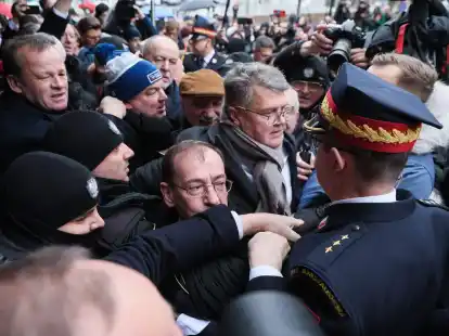M&uuml;ssen drau&szlig;en bleiben: Mariusz Kaminski (M.) und Maciej Wasik (M., hinten) vor dem polnischen Parlamentsgeb&auml;ude.