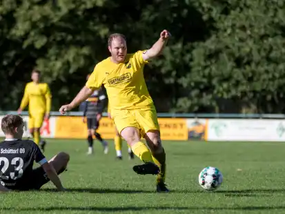 Bernd Gerdes (gelbes Trikot) vom SV Bevern glänzte auch in dieser Saison bisher als Torschütze