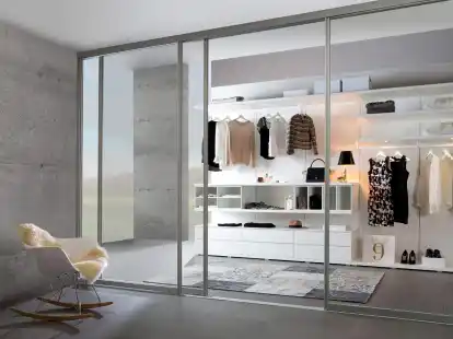 High End: So ein gl&auml;serner, begehbarer Kleiderschrank wie von Noteborn wirkt elegant.