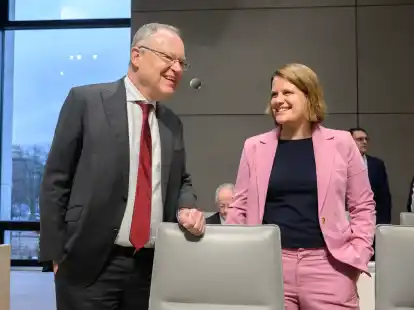 Gespr&auml;ch im Landtag: Ministerpr&auml;sident Stephan Weil (SPD) und Kultusministerin Julia Willie Hamburg (Gr&uuml;ne), die am Mittwoch den erkrantekn Finanzminister Gerald Heere vertrat.