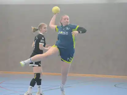 Liska Stuhrmann (am Ball, hier im Spiel gegen den VfL Oldenburg III) und die Handballerinnen der HSG Unterweser spielen bisher eine blitzsaubere Saison und haben große Ziele.