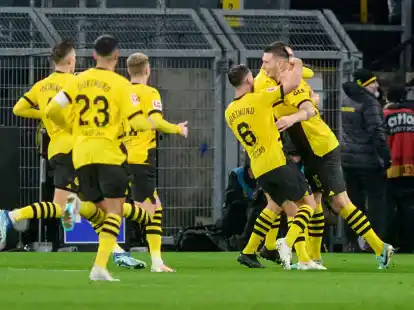 Dortmunds Niklas S&uuml;le (r) jubelt &uuml;ber sein Tor gegen Leipzig.