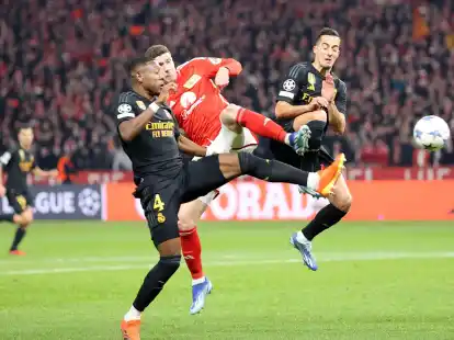 Unions Robin Gosens (M) versucht sich gegen Madrids David Alaba (l) und Madrids Lucas Vazquez durchzusetzen.