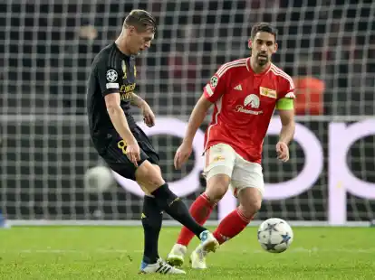 Rani Khedira (r) und seine Unioner mussten sich Toni Kroos und Real Madrid geschlagen geben.