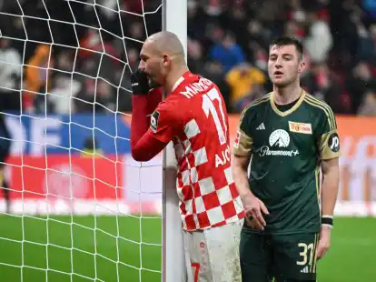 Der Mainzer St&uuml;rmer Ludovic Ajorque (l) war vom Berliner Robin Knoche per Fu&szlig; am Kopf getroffen worden.