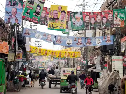 Seit Monaten prangern Politikexperten und Menschenrechtler in dem Land unfaire Wahlbedingungen an, da Pakistans Justiz die Opposition weitgehend demontiert hat.