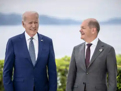 US-Pr&auml;sident Joe Biden (l) und Bundeskanzler Olaf Scholz wollen sich am Freitag in Washington treffen.