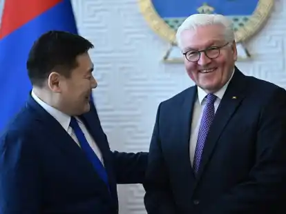 Luvsannamsrai Oyun-Erdene, Ministerpr&auml;sident der Mongolei (l), und Bundespr&auml;sident Frank-Walter Steinmeier.