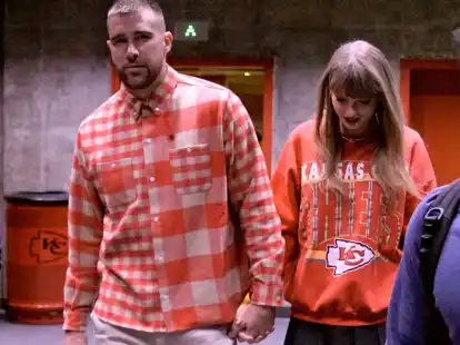 Travis Kelce von Kansas City Chiefs und Popstar Taylor Swift sind ein Paar.