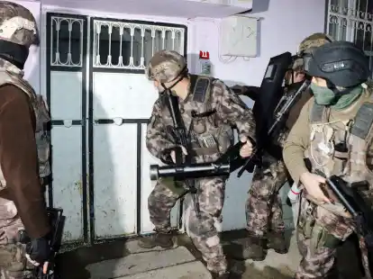 T&uuml;rkische Polizisten nahmen 33 Razzien vor (Archivfoto).