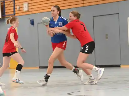 Feierten den fünften Sieg in Serie: die A-Juniorinnen des VfL Rastede (in blau).
