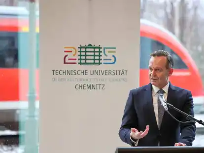 Bundesverkehrsminister Volker Wissing spricht bei der feierlichen Inbetriebnahme des digitalen Testfelds in Annaberg-Buchholz.