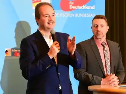 Die AfD-Bundestagsabgeordneten Martin Sichert (links) und Dirk Brandes beim &bdquo;B&uuml;rgerdialog&ldquo; im B&uuml;rgerhaus Schortens.