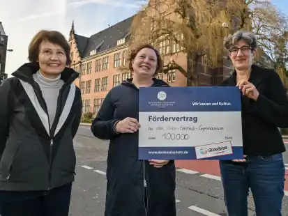 Auftakt mit Symbolik: Die Leeraner Kuratorin Sabine Jetzlaff (Mitte) &uuml;bergab der Ersten Kreisr&auml;tin Jenny Daun (r.) im Beisein der Schulleiterin Ute Wieligmann einen F&ouml;rdervertrag &uuml;ber 100.000 Euro.