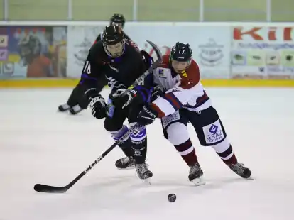 Zum zweiten Mal in der aktuellen Hauptrunde der Eishockey-Regionaliga Nord geht es f&uuml;r den ECW Sande (rechts Artjoms Tretjakovs) am Freitag zum Hamburger SV.