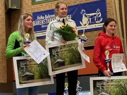 Siegerehrung bei den Frauen: Fenna Froehlich (Mitte) siegte vor Charlotte Friedrich (rechts) und Deike Burkhardt.
