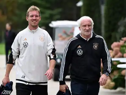 Bundestrainer Julian Nagelsmann (l) und DFB-Sportdirektor Rudi V&ouml;ller. Beide &auml;u&szlig;ern sich zum Bundesliga-Topspiel am Samstag.