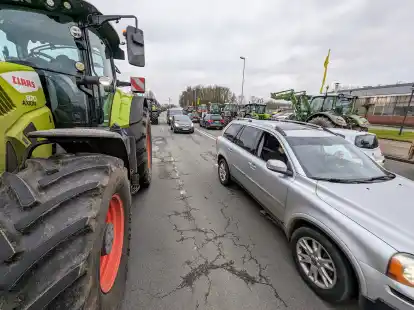 Landwirte bildeten am vergangenen Montag mit ihren Traktoren auf der Martin-Pauls-Stra&szlig;e in Nordenham ein Spalier f&uuml;r den Wirtschafts- und Klimaschutzminister Robert Habeck.