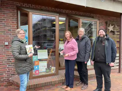 Eine Aktion der Lenkungsgruppe &bdquo;Fair-Trade-Town&ldquo; ist zurzeit im fr&uuml;heren Blumenhaus Husmann in Sande zu sehen: Kirstin Anders-P&ouml;ppelmeier (von links) mit Edith Husmann, Gerd P&ouml;ppelmeier (Fair-Trade Landkreis Friesland) und Thorge Heinisch vor dem &bdquo;Schlaufenster&ldquo;.
