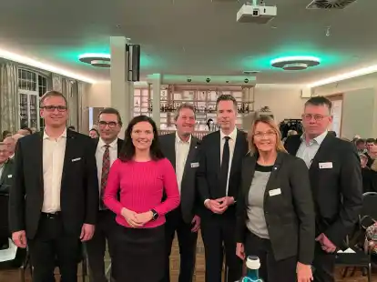 Beim Neujahrsempfang der Kreislandvolkverb&auml;nde (von links): Stephan Siefken (Landrat Wesermarsch), Sven Ambrosy (Landrat Friesland), Anne Janssen (MdB, CDU), Dr. Karsten Padeken (Kreislandvolk Wesermarsch), Christian D&uuml;rr (FDP-Fraktionsvorsitzender), Susanne Mittag (MdB, SPD) und Lars Kaper (Kreislandvolk Friesland).