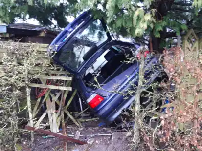 Auto In Hecke Kurioser Unfall In Jever auto-in-hecke-kurioser-unfall-in-jever