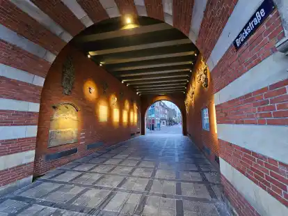 Mit Licht neu in Szene gesetzt: der Torbogen des Emder Rathauses mit Blickrichtung in die Br&uuml;ckstra&szlig;e.