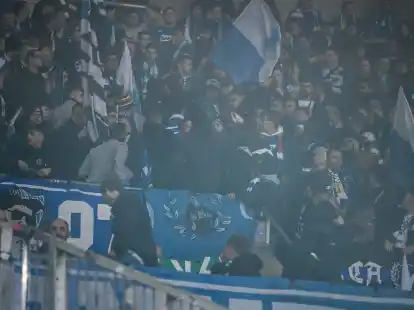 Rauch ist in dem Fanblock der Hoffenheim-Fans nach dem B&ouml;llerwurf zu sehen.