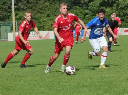 Für die Bezirksliga-Fußballer des TuS Obenstrohe (rote Trikots) gibt es im ersten Punktspiel des Jahres Anfang März ein Wiedersehen mit dem 1. FC Nordenham (in Blau).