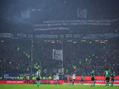 Banner der Fans von Hannover 96 sorgten f&uuml;r eine Spielunterbrechung in Hamburg.
