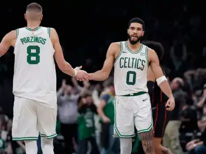 Boston Celtics-Forward Jayson Tatum (0) und Kristaps Porzingis (8) waren beim Heimsieg gegen die Washington Wizards &uuml;berragend (Archivbild).