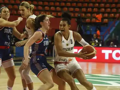 Deutschlands Satou Sabally (r)zieht zum gegnerischen Korb.