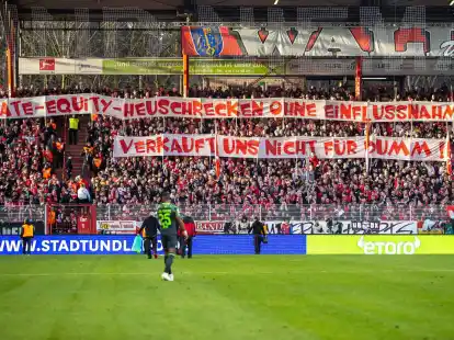 Auch mit Bannern zeigten die Union-Fans ihre Meinung zum m&ouml;glichen Einstieg eines Investors.