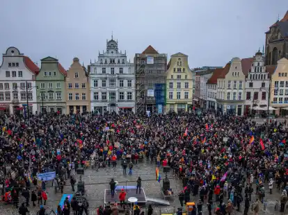Die Demonstration in Rostock l&auml;uft unter dem Motto &laquo;Nie wieder ist jetzt - alle zusammen gegen den Faschismus&raquo;.