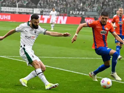 Der Gladbacher Frank Honorat (l) kommt gegen Emir Karic zum Flanken.