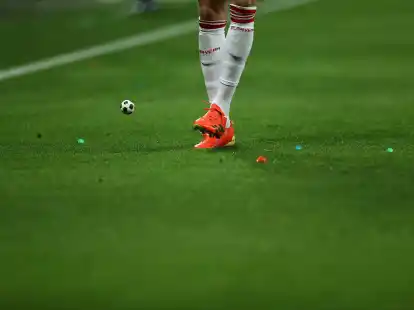 In Leverkusen flogen unter anderem Flummis auf den Rasen.
