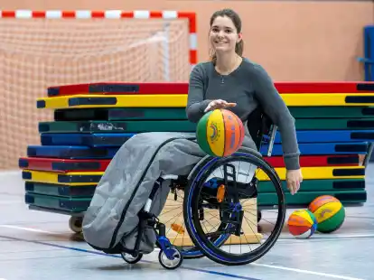 Sportlehrerin Sina Wiedemeier in der Turnhalle ihrer Grundschule im Landkreis Cuxhaven.