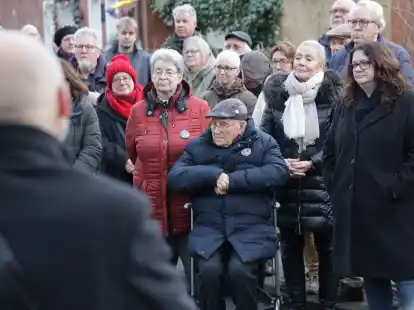 Zahlreiche Menschen nahmen an der Mahnwache auf dem j&uuml;dischen Friedhof in Leer teil. Darunter auch Leers Ehrenb&uuml;rger Albrecht Weinberg.