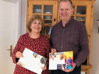 Petra und Uwe Osterloh mit dem neuen VHS-Programm f&uuml;r Wangerooge.