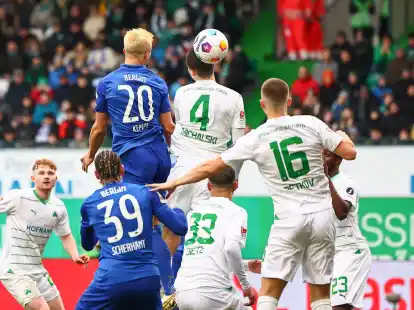 Marc Oliver Kempf (3.v.l) springt vor dem zweiten Hertha-Treffer h&ouml;her als die F&uuml;rther.